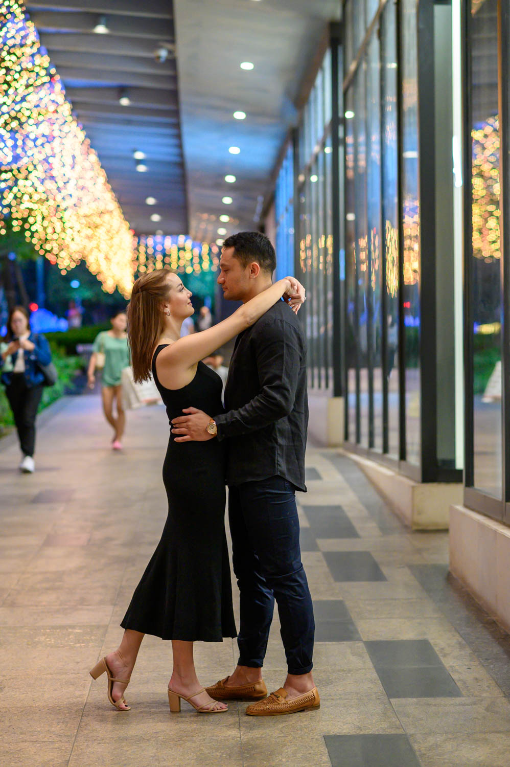 Full-body couple portrait in Mexico City, woman with arms around his neck, man holding her waist, romantic movie-style pose, couples photographer in Polanco