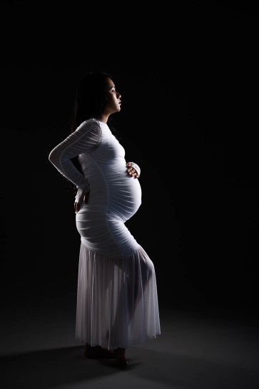Retrato de maternidad en blanco y negro de cuerpo completo realizado en estudio en Polanco, Ciudad de México